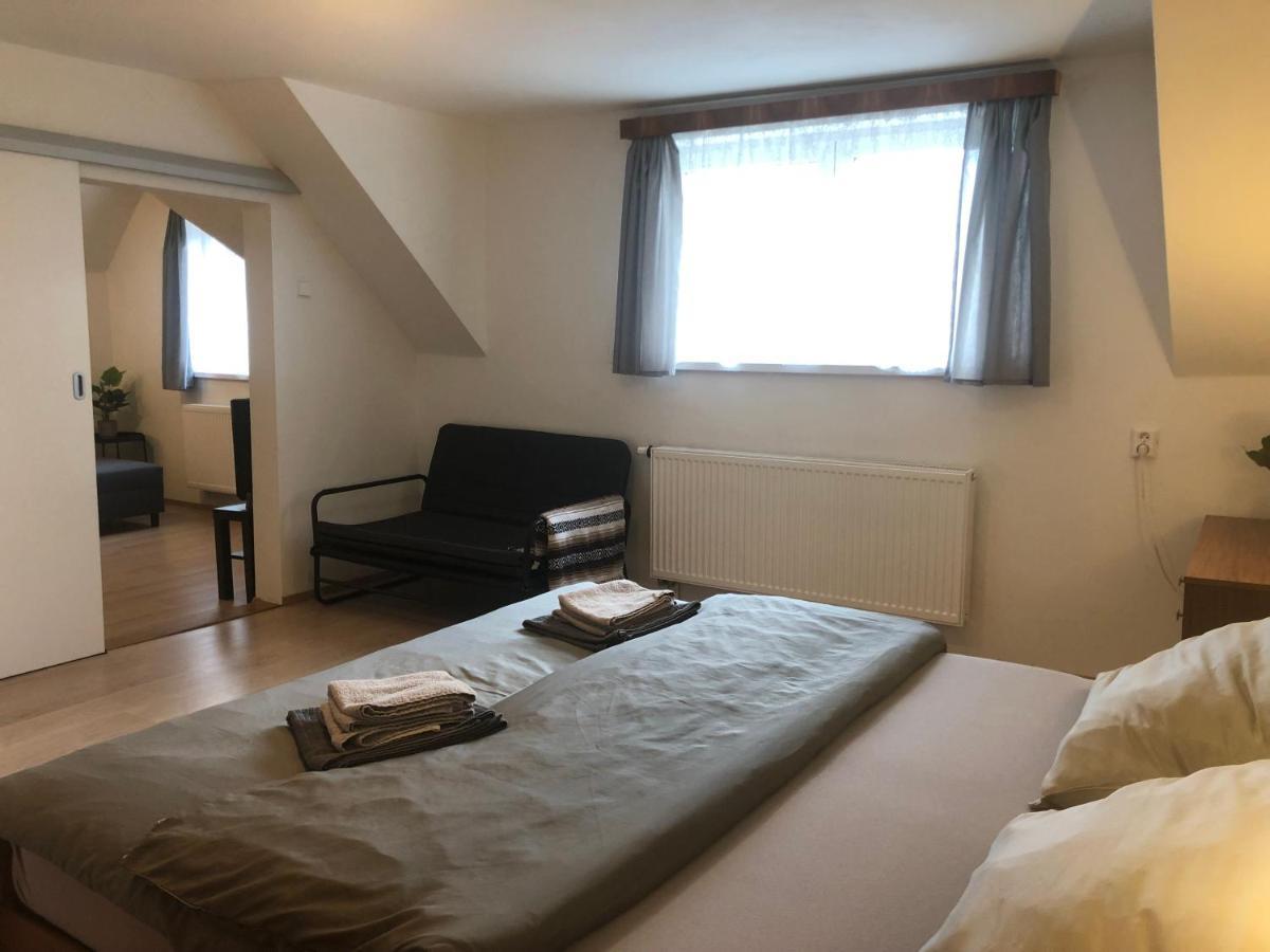 Apartmany Jevany Eksteriør billede